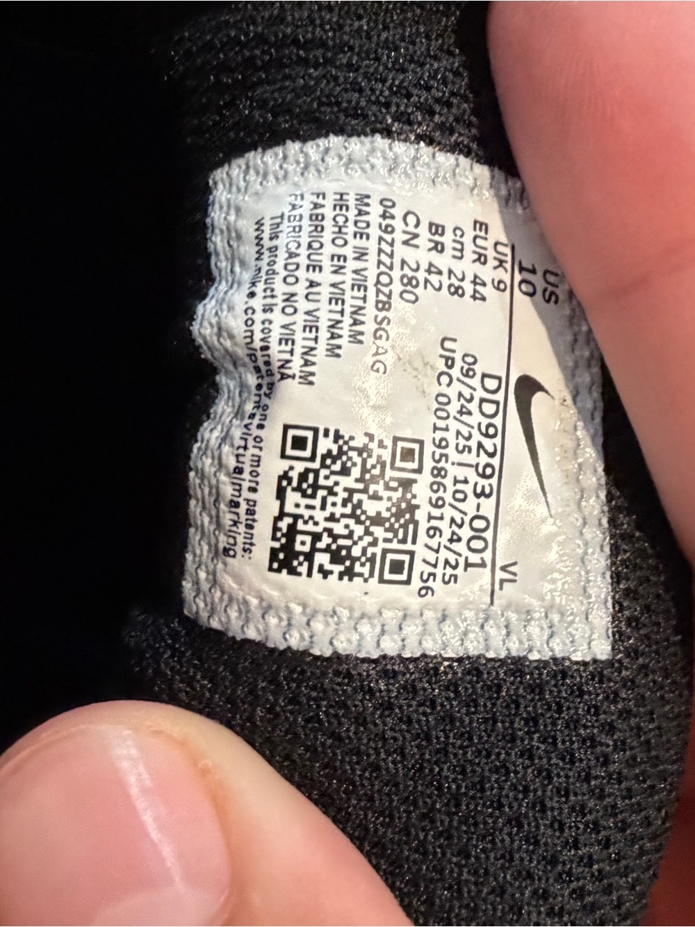 Nike Black And White Sneakers - Picture 4 of 4